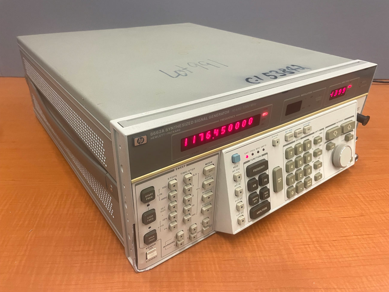 Used HP 8662A Synthesized Signal Generator 10kHz-1280MHz Opt 003