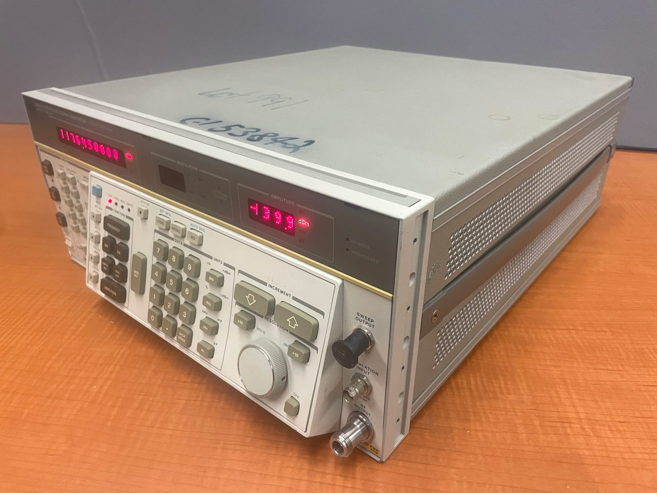 Used HP 8662A Synthesized Signal Generator 10kHz-1280MHz Opt 003