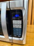 Used Oster 1100W Countertop Microwave Oven Stainless Steel - ITEM #:880054 - Img 5 of 5